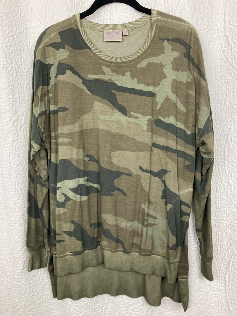 Dantelle Women’s Falcon Camo Print Oil Dye Side Vent Pullover Top sz Medium